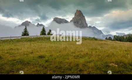 Vue sur les Alpes italiennes avec des nuages spectaculaires dans le ciel, Dolomites Dolomiti, Italie, Europe. Fond d'écran HD, 4K fond vert. Banque D'Images