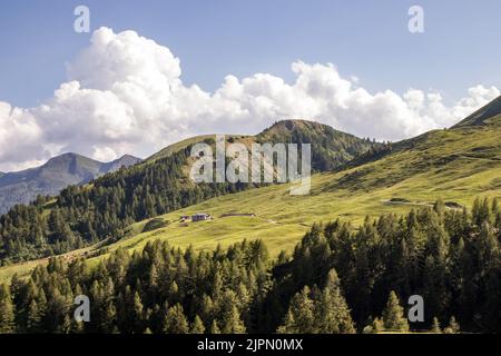 La belle vue panoramique du col de Croce Domini, Italie, Europe. Fond d'écran HD, 4K fond vert. Banque D'Images