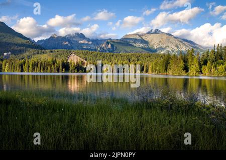 Belle vue panoramique sur le lac de montagne dans le parc national de High Tatras. Strbske pleso, lac de Strbske, Strba, Slovaquie, Europe. Hautes montagnes des Tatras na Banque D'Images