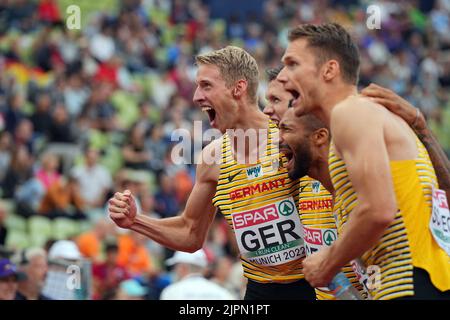 Munich, Allemagne. 19th août 2022. Athlétisme : championnats d'Europe, stade olympique, hommes, relais de 4 x 400 mètres, chaleur préliminaire, Manuel Sanders (l-r), Marc Koch, Patrick Schneider et Marvin Schlegel (Allemagne) sont heureux après la course. Crédit : Soeren Stache/dpa/Alay Live News Banque D'Images