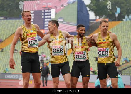 Munich, Allemagne. 19th août 2022. Athlétisme : championnats d'Europe, stade olympique, hommes, relais de 4 x 400 mètres, chaleur préliminaire, Manuel Sanders (l-r), Marc Koch, Patrick Schneider et Marvin Schlegel (Allemagne) sont heureux après la course. Crédit : Soeren Stache/dpa/Alay Live News Banque D'Images