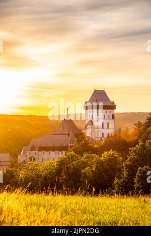 Magnifique coucher de soleil sur le célèbre château de la République tchèque, le Karlstejn. Château médiéval construit dans le style gothique par le roi et l'empereur de l'ancienne élévation romaine, Charle Banque D'Images