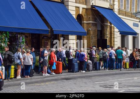 Londres, Royaume-Uni. 19th août 2022. Une énorme file d'attente se forme à une station de taxis devant la gare de King's Cross alors qu'une grève de métro frappe la capitale. Les travailleurs du RMT (Syndicat des chemins de fer, des Maritimes et des Transports) du métro de Londres ont organisé une sortie sur les salaires et les pensions. Credit: Vuk Valcic/Alamy Live News Banque D'Images