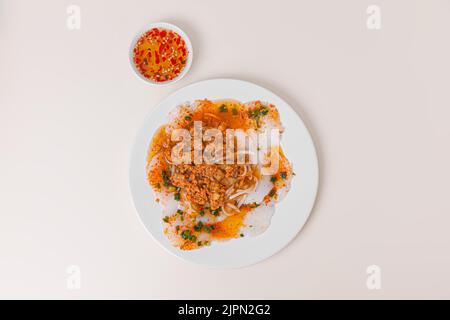 Banh Beo, gâteaux de riz vapeur vietnamiens également connus sous le nom de gâteaux de fougères à l'eau avec crevettes séchées, sauce de poisson aux oignons de printemps, nourriture vietnamienne isolée sur blanc Banque D'Images