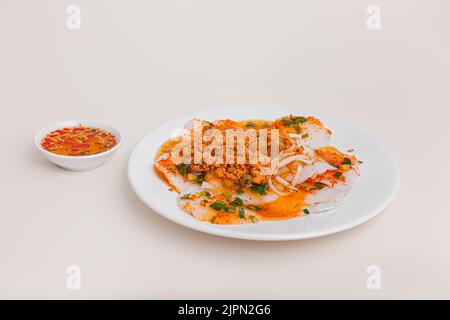 Banh Beo, gâteaux de riz vapeur vietnamiens également connus sous le nom de gâteaux de fougères à l'eau avec crevettes séchées, sauce de poisson aux oignons de printemps, nourriture vietnamienne isolée sur blanc Banque D'Images