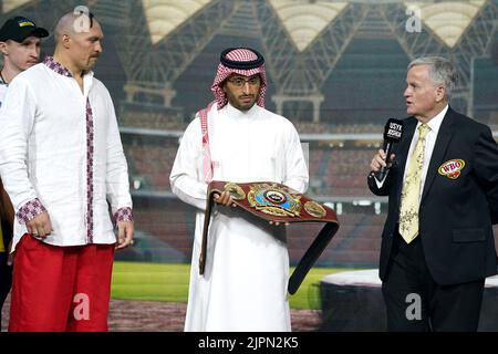 Le Prince Fahad Bin Abdulaziz Al Saud (au centre) présente Oleksandr Usyk (à gauche) avec la nouvelle ceinture WBO Heavyweight Super World Title lors de la pesée au stade King Abdullah Sport City à Jeddah, en Arabie Saoudite. Date de la photo: Vendredi 19 août 2022. Banque D'Images