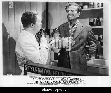 TOKE TOWNLEY et RICHARD WORDSWORTH dans LE QUATERMASS XPERIMENT (Royaume-Uni) / THE CREEPING UNKNOWN (US) 1955 réalisateur Val INVITÉ scénario Richard H. Landau et Val Guest basé sur la télévision de la BBC par l'artiste de maquillage Nigel Kneale Phil Leakey musique James Bernard producteur Anthony Hinds Hammer films / exclusive films Banque D'Images