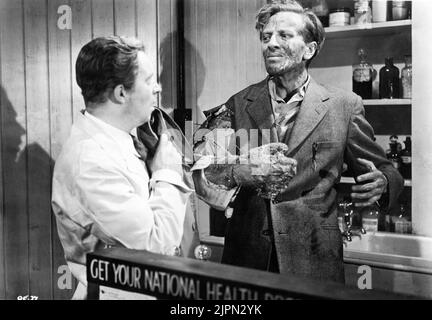 TOKE TOWNLEY et RICHARD WORDSWORTH dans LE QUATERMASS XPERIMENT (Royaume-Uni) / THE CREEPING UNKNOWN (US) 1955 réalisateur Val INVITÉ scénario Richard H. Landau et Val Guest basé sur la télévision de la BBC par l'artiste de maquillage Nigel Kneale Phil Leakey musique James Bernard producteur Anthony Hinds Hammer films / exclusive films Banque D'Images