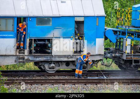 Brno, République Tchèque - 19,6.2020: Les cheminots travaillent à la reconstruction du chemin de fer de la ville de Brno au village de Zaslavka u Brna. Banque D'Images