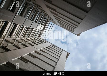 vue à angle bas des bâtiments résidentiels signapore contre le ciel bleu Banque D'Images