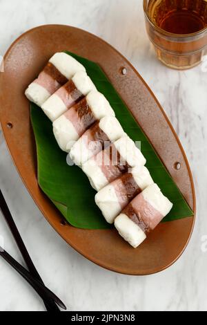 Getuk Tigna Warna ou Getuk Trio, en-cas javanais traditionnel sucré de Magelang. Un mélange de manioc et de noix de coco, sur la table blanche Banque D'Images