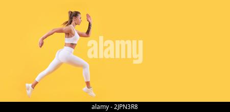 active sport girl running sur fond jaune. Femme saut de la bannière de course avec maquette d'espace de copie. Banque D'Images