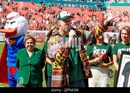 L'ancien quarterback des ouragans de Miami Jim Kelly est honoré à la moitié alors que les ouragans jouent les talons de goudron de Caroline du Nord au stade Sun Life à Miami Gardens, Floride, le 1 novembre 2014. (Photo de Charles Trainor Jr./Miami Herald/TNS/Sipa USA) Banque D'Images