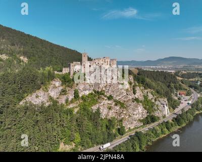 Vue aérienne du château de Strecno en Slovaquie Banque D'Images