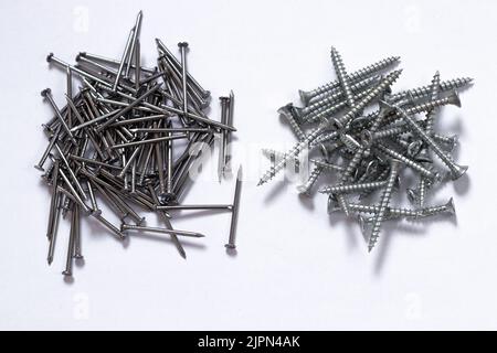 Clous et vis, isolés sur fond blanc. Banque D'Images