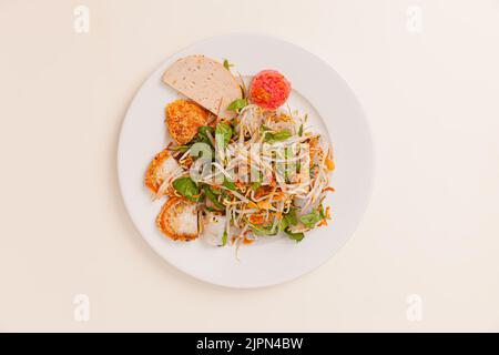 Banh Cuon, rouleaux de riz vapeur vietnamiens avec viande hachée à l'intérieur, nourriture vietnamienne isolée sur fond blanc, vue de dessus Banque D'Images