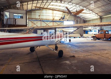 photo du vieux hangar avec avions et vieux camion. Banque D'Images