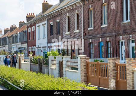 France, Seine Maritime, Côte d'Albatre, le Treport, alignement de petites maisons rue de la Digue // France, Seine Maritime (76), Côte d'Albatre, le Trépo Banque D'Images