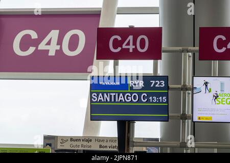 Palma de Majorque, Espagne. Signe du vol Ryanair RYR 723 vers Saint-Jacques-de-Compostelle (SCQ) à l'aéroport de Palma de Majorque (PMI) Banque D'Images