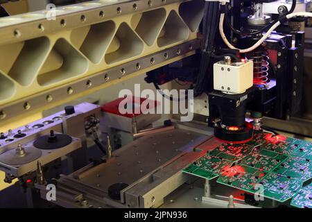 Outil de pose de pièces SMD sur les cartes et les pièces à souder. Machine pour l'assemblage automatique et le soudage des cartes de circuits électroniques. Soudure électrique Banque D'Images