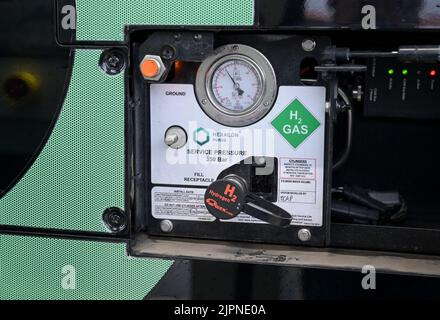 ALLEMAGNE, Niebuell, Caetano bus alimenté par le combustible vert hydrogene H2, e-Farm H2 station-service, l'hydrogène est généré par l'énergie éolienne / DEUTSCHLAND, Niebüll, Wasserstoff Tankstelle, Caetano bus mit Wasserstoff H2 Antrieb, betrieben im öffentlichen Nahverkehr von der Tochterfirma, AutoDB Der grüne Wasserstoff aus WinEnergie wird von GP Joule geliefert Banque D'Images