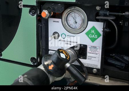 ALLEMAGNE, Niebuell, Caetano bus alimenté par le combustible vert hydrogene H2, e-Farm H2 station-service, l'hydrogène est généré par l'énergie éolienne / DEUTSCHLAND, Niebüll, Wasserstoff Tankstelle, Caetano bus mit Wasserstoff H2 Antrieb, betrieben im öffentlichen Nahverkehr von der Tochterfirma, AutoDB Der grüne Wasserstoff aus WinEnergie wird von GP Joule geliefert Banque D'Images