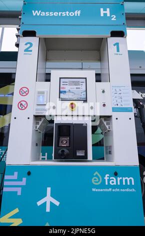 ALLEMAGNE, Niebuell, Caetano bus alimenté par le combustible vert hydrogene H2, e-Farm H2 station-service, l'hydrogène est généré par l'énergie éolienne / DEUTSCHLAND, Niebüll, Wasserstoff Tankstelle, Caetano bus mit Wasserstoff H2 Antrieb, betrieben im öffentlichen Nahverkehr von der Tochterfirma, AutoDB Der grüne Wasserstoff aus WinEnergie wird von GP Joule geliefert Banque D'Images