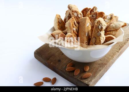 Cantucci, biscuits aux amandes traditionnelles italiennes de Toscane sur fond blanc. Banque D'Images