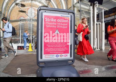 Londres, Royaume-Uni. 19th août 2022. Un panneau à la gare de Liverpool Street Station informe les navetteurs de la grève ferroviaire des 18th et 20th août. Les employés du RMT (Syndicat des chemins de fer, des Maritimes et des Transports) organisent une grève sur salaire, alors que les employés du métro de Londres organisent leurs propres sorties. (Image de crédit : © Vuk Valcic/SOPA Images via ZUMA Press Wire) Banque D'Images