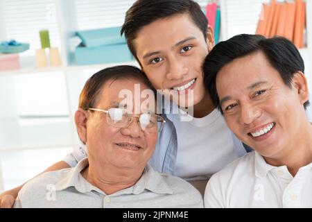 Génération masculine de famille vietnamienne heureuse Banque D'Images