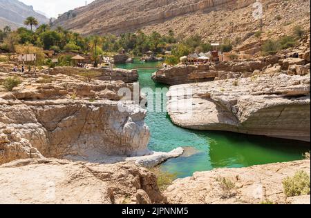 Vue sur l'oasis Wadi Bani Khalid dans le désert de Sultanat d'Oman. Banque D'Images