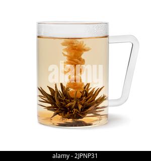 Tasse en verre avec une fleur de thé Jasmine artisanale traditionnelle séchée à l'asiatique et un thé isolé sur fond blanc Banque D'Images