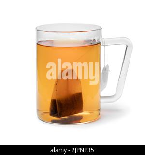 Tasse en verre avec thé et sac de thé isolé sur fond blanc Banque D'Images