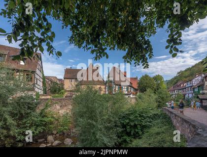 Maisons colorées dans la vieille ville historique de Kaysersberg, Alsace, France Banque D'Images