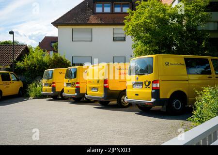 Oberkirch, Allemagne - 27 mai 2022: Rangée de multiples fourgonnettes jaunes Volkswagen avec le logotype Insignia de Deutsche Post près de la distribution des communications postales près de la zone d'entrepôt Banque D'Images