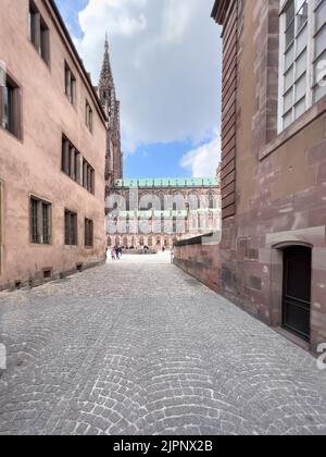 Strasbourg, France - 10 avril 2022 : image ultra-large Strasbourg Cathédrale notre-Dame vue de la rue de Rohan Banque D'Images