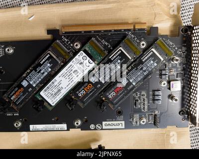 Paris, France - 4 août 2022 : gros plan de plusieurs NVME sur la carte complémentaire Lenovo thinkstation PCIe avec le nouveau disque dur Samsung 980 Pro NVME sss , 970 evo et 970 evo plus et un SK Hynix Banque D'Images