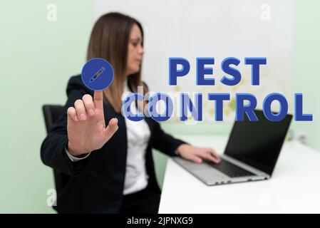 Texte montrant l'inspiration lutte antiparasitaire, approche commerciale tuer les insectes destructeurs qui attaquent les cultures et le bétail femme dactylographiant mises à jour sur le recouvrement Banque D'Images