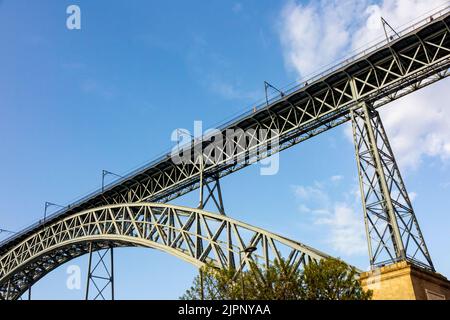 Pont Luiz 1 pont sur le fleuve Douro à Porto Portugal conçu par Theophile Seyrig partenaire de Gustave Eiffel et utilisé par les tramways et les piétons. Banque D'Images