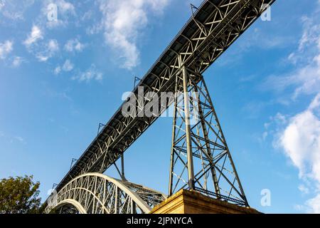 Pont Luiz 1 pont sur le fleuve Douro à Porto Portugal conçu par Theophile Seyrig partenaire de Gustave Eiffel et utilisé par les tramways et les piétons. Banque D'Images