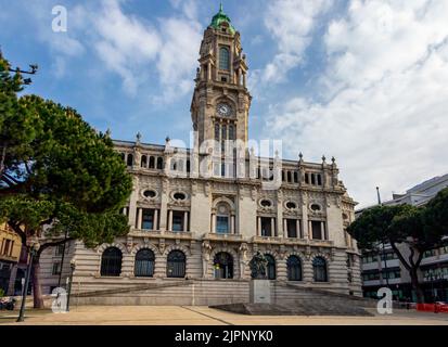 Vue extérieure de Paços do Concelho l'Hôtel de ville de Porto Portugal conçu par António Correia da Silva et ouvert en 1957. Banque D'Images