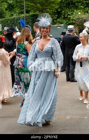 Ascot, Royaume-Uni. 19th août 2022. La star de la réalité anglaise Tyne-Lexy Clarson la plus célèbre pour avoir été membre de la troupe sur la troisième saison de l'ITV de rencontres Love Island. A assisté Royal Ascot elle a déjà participé au concours de chant GMTV Numéro un famille crédit: Agence de photo indépendante/Alamy Live News Banque D'Images