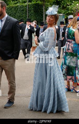 Ascot, Royaume-Uni. 19th août 2022. La star de la réalité anglaise Tyne-Lexy Clarson la plus célèbre pour avoir été membre de la troupe sur la troisième saison de l'ITV de rencontres Love Island. A assisté Royal Ascot elle a déjà participé au concours de chant GMTV Numéro un famille crédit: Agence de photo indépendante/Alamy Live News Banque D'Images