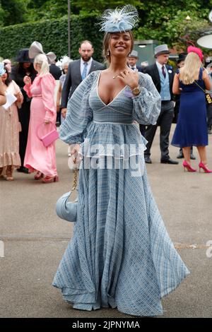 Ascot, Royaume-Uni. 19th août 2022. La star de la réalité anglaise Tyne-Lexy Clarson la plus célèbre pour avoir été membre de la troupe sur la troisième saison de l'ITV de rencontres Love Island. A assisté Royal Ascot elle a déjà participé au concours de chant GMTV Numéro un famille crédit: Agence de photo indépendante/Alamy Live News Banque D'Images