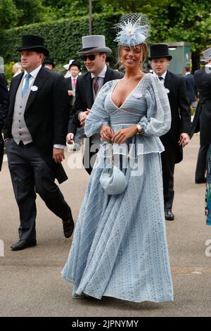 Ascot, Royaume-Uni. 19th août 2022. La star de la réalité anglaise Tyne-Lexy Clarson la plus célèbre pour avoir été membre de la troupe sur la troisième saison de l'ITV de rencontres Love Island. A assisté Royal Ascot elle a déjà participé au concours de chant GMTV Numéro un famille crédit: Agence de photo indépendante/Alamy Live News Banque D'Images