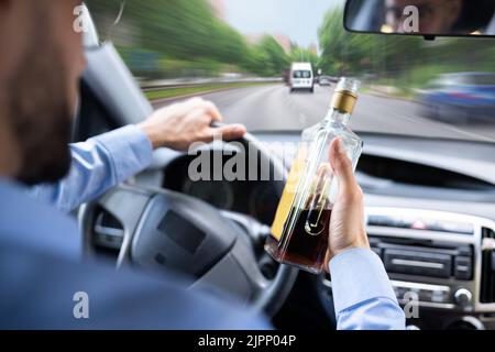 Accident de voiture en état d'ivresse. Homme main avec de l'alcool Banque D'Images