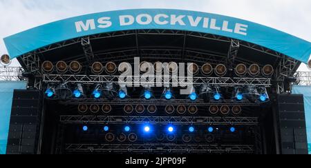 Hambourg, Allemagne. 19th août 2022. Les mots « S Dockville » sont affichés au-dessus de la scène principale du Dockville Festival, qui se déroule jusqu'au 22 août. Credit: Markus Scholz/dpa/Alay Live News Banque D'Images