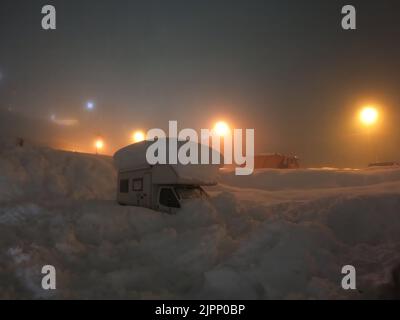 Motor home couvert de neige. Un camping-car en chasse-neige. Snowy motorhome. Image floue Banque D'Images