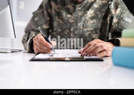 Éducation des étudiants militaires. Ancien combattant militaire à l'université Banque D'Images