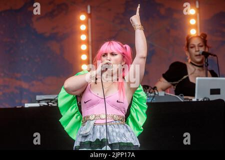 Hambourg, Allemagne. 19th août 2022. La chanteuse SATARII s'ouvre avec son spectacle le festival de Dockville, qui dure jusqu'à 22 août. Credit: Markus Scholz/dpa/Alay Live News Banque D'Images